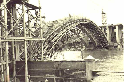 Primeras imágenes del arco del Puente Isabel la Católica en obras. Año 1955. ARCHIVO MUNICIPAL