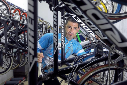 Jorge Merino posa rodeado de las bicicletas guardadas en el Velódromo Narciso Carrión.-J. M. LOSTAU