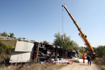 Estado de uno de los camiones implicado en una colisión en la N-122, en Quintanilla de Onésimo (Valladolid)-Ical