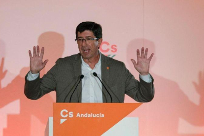El candidato de Ciudadanos a la Junta de Andalucía, Juan Marín, en un mitin en Linares.-CARLOS CID GAITÁN (EFE)