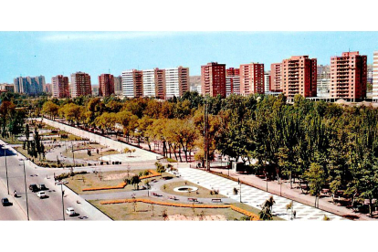 Vista general del parque de Las Moreras y del paseo de Isabel la Católica en una foto fechada en 1972. En la otra orilla se ven los característicos edificios del barrio de Huerta del Rey. ARCHIVO MUNICIPAL