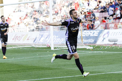Jordán corre para celebrar junto a los seguidores del Valladolid el gol que supuso el definitivo 0-3 en Almería.-PHOTO-DEPORTE