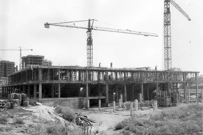 Comienzo de las obras del Pabellón Polideportivo de Huerta del Rey, primero de sus características en la ciudad. Año 1973. ARCHIVO MUNICIPAL