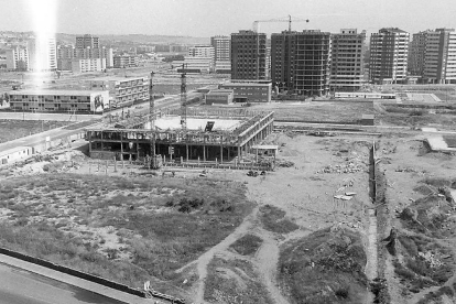 Comienzo de las obras del Pabellón Polideportivo de Huerta del Rey, primero de sus características en la ciudad. Vista aérea. Año 1973. ARCHIVO MUNICIPAL