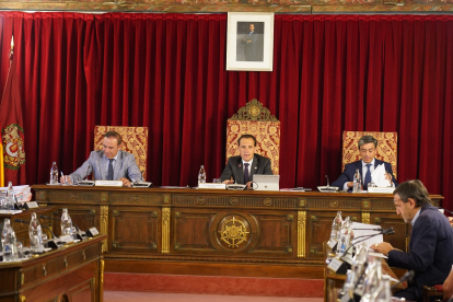 Pleno anterior en la Diputación Provincial. / FOTO/DPV/Miguel Ángel Santos