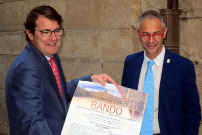 El rector de la universidad de Salamanca, Ricardo Rivero, acompañado por el alcalde de la ciudad, Alfonso Fernández Mañueco-EUROPA PRESS