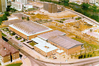 Vista aérea del Polideportivo Huerta del Rey. El fondo el río Pisuerga en década de los 80. ARCHIVO MUNICIPAL