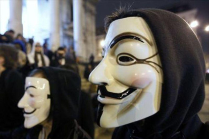 Protesta en Bruselas aludiendo a Anonymous.-REUTERS / YVES HERMAN