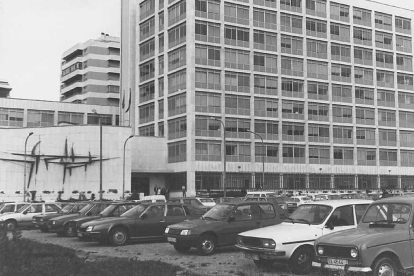 Fachada del edificio de Usos Múltiples en 1986. La Plaza del Milenio aún se utilizaba como aparcamiento. ARCHIVO MUNICIPAL