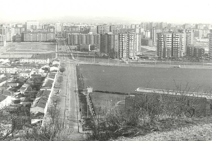 Imagen aérea de la construcción de viviendas en Huerta del Rey. En primer término, Barrio de Girón. Año 1987. ARCHIVO MUNICIPAL
