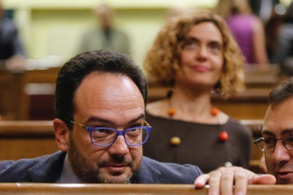 El portavoz parlamentario del PSOE, Antonio Hernando, con la catalana Meritxell Batet al fondo, este jueves.-JUAN MANUEL PRATS
