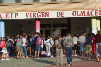 Entrada, ayer, al centro de Educación Primaria e Infantil ‘Virgen de Olmacedo’ de Ólvega, el más madrugador de la provincia.-D. S.