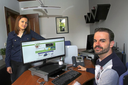Yésica González y Miguel Ángel Gatón, en la oficina de Actualidad blog.-MANUEL BRÁGIMO