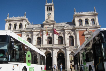 Autobuses en la Plaza Mayor.-EUROPA PRESS