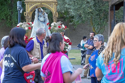 Simancas espera la llegada de la Virgen del Arrabal a la Ermita.-PABLO REQUEJO / PHOTOGENIC
