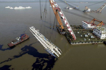 Vista aérea de la operación de rescate del barco naufragado en el río Yangtsé.-Foto: REUTERS / CHINA STRINGER NETWORK