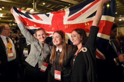 Unionistas, con la bandera del Reino Unido. LEON NEAL | AFP