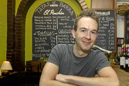 Andrew Gourlay en un bar de Valladolid-J.M.Lostau