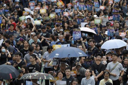 Los manifestantes toman el parque de Po Tsui de Hong Kong.-