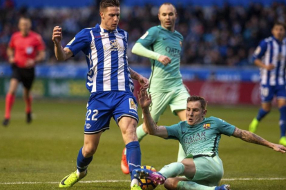 El azulgrana Digne pugna por un balón con Vigaray, en el encuentro del sábado entre el Alavés y el Barcelona.-EFE