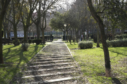 Parque entre la Calle Rastrojo y Miguel Ángel Blanco en el barrio de Huerta del Rey. J.M. LOSTAU.