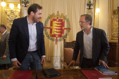 Óscar Puente y Manuel Saravia en la priemera reunión del equipo de Gobierno del Ayuntamiento.-Pablo Requejo