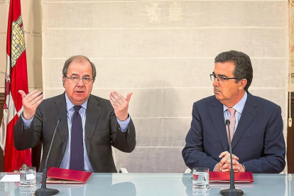 El presidente de la Junta de Castilla y León, Juan Vicente Herrera, y el vicepresidente de la Fundación Amancio Ortega Gaona, José Arnau, presentan un acuerdo de colaboración en materia de equipamiento sanitario.-ICAL