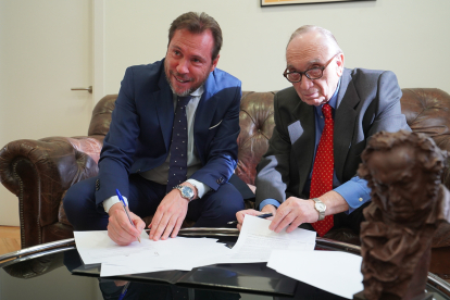 Óscar Puente y Fernando Méndez-Leite firman el acuerdo por el que Valladolid acogerá la gala de los Goya 2024.