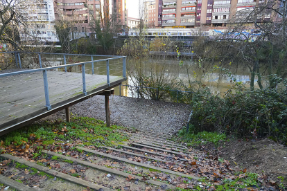Plataformas de madera del parque junto a la Plaza del Milenio. J. M. LOSTAU
