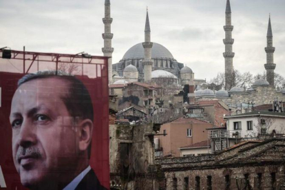 Una valla electoral de Erdogan con la mezquira Suleymaniye de Estambul al fondo.-YASIN AKGUL