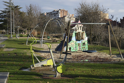 Juegos infantiles en el parque junto a la Plaza del Milenio. J. M. LOSTAU