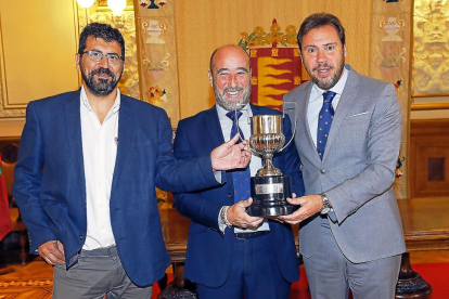Alberto Bustos, Chema Valentín-Gamazo y Óscar Puente, con la Copa.-J.M. LOSTAU