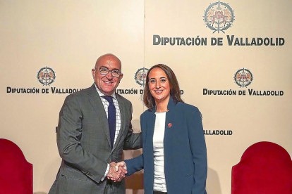 Jesús Julio Carnero y Pilar Vicente ayer, en la presentación del acuerdo de Presupuestos.-EL MUNDO