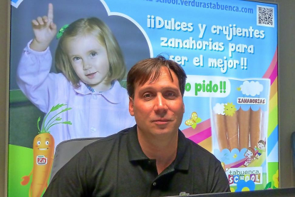 Bernardo Tabuenca delante del cartel publicitario de productos dirigidos la población infantil.-T. S. T.