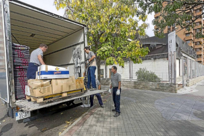 Unos operarios trasladan diversos materiales de la FCG con destino a la Fundación Casa Pintada de Mula, en Murcia.-Pablo Requejo