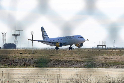 Un avión aterriza en el aeropuerto de Villanubla de Valladolid.