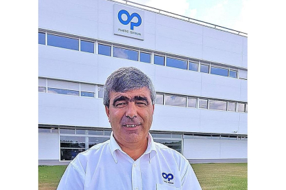 Alejandro Martín, director de la planta de Plastic Omnium, en el exterior de la fábrica.-A.G.