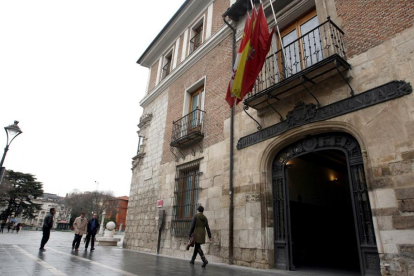 Fachada del palacio de Pimentel de Valladolid.-ICAL