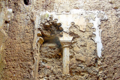 Detalle de las ventanas mudéjares ‘escondidas’ en las paredes de adobe dentro de ‘El Palacio’, halladas durante el proceso de demolición.-PEDRO VILLALÓN