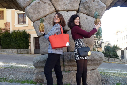 Clara  y Minerva  Aceves, creadoras de MiPoppins, muestran los bolsos que elaboran.-T. S.