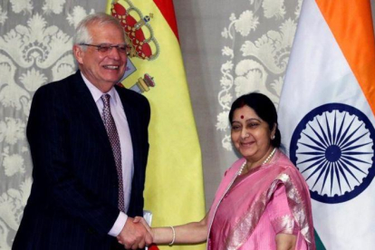 El ministro de Asuntos Exteriores, Josep Borrell, este martes junto a su homóloga india, Sushma Swaraj, en Nueva Delhi.-EFE / ZIPI