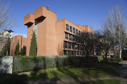 Uno de los edificios singulares de huerta del Rey: la Facultad de Arquitectura, en la Avenida de Salamanca. J. M. LOSTAU