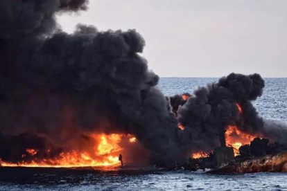 El petrolero Sanchi en llamas instantes antes de hundirse.-REUTERS