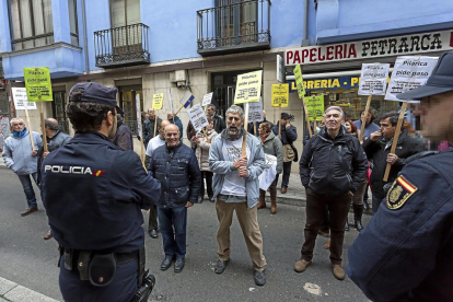 LA PILARICA EXIGE SOLUCIONES A LA BARRERA DEL FERROCARRIL. Una veintena de vecinos del barrio de La Pilarica se mantuvo concentrada a las puertas de la sede de la SVAV durante la hora y media que duró la reunión, en protesta por la falta de soluciones an-MIGUEL ÁNGEL SANTOS