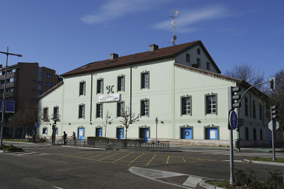 Antigua fábrica de harinas La Perla, transformada después en hotel de 5 estrellas y ahora reconvertida en 'Centro Social Okupado La Molinera' en la Avenida de Salamanca. J. M. LOSTAU