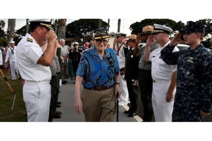 Bill Hughes, superviviente de Pearl Harbor que estaba a bordo del 'USS Utah' cuando fue atacado en 1941, llega a la ceremonia de homenaje a los marinos en el memorial de Ford Island, en Pearl Harbor (Hawái), este martes.-REUTERS / HUGH GENTRY