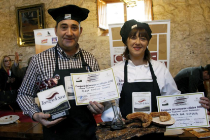 Javier Jiménez y la cocinera del Bar El Hogar de San Leonardo fueron los ganadores del concurso.-MARÍA FERRER