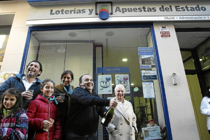 Fernando Muriel celebra con espumoso la venta del cuarto premio en Arévalo-Ical
