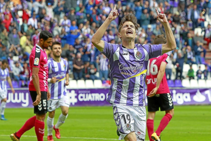 Toni celebra su gol contra el Albacete.-J. M. LOSTAU