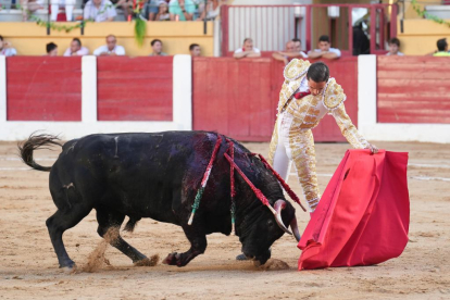 Darío Domínguez en la corrida de toros del 6 de agosto en las fiestas de Íscar. J. M. LOSTAU